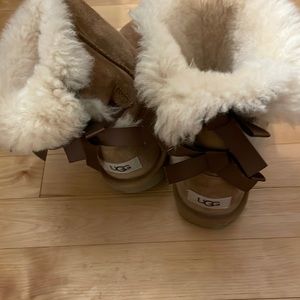 Girls Ugg Bailey bow.. size 4..